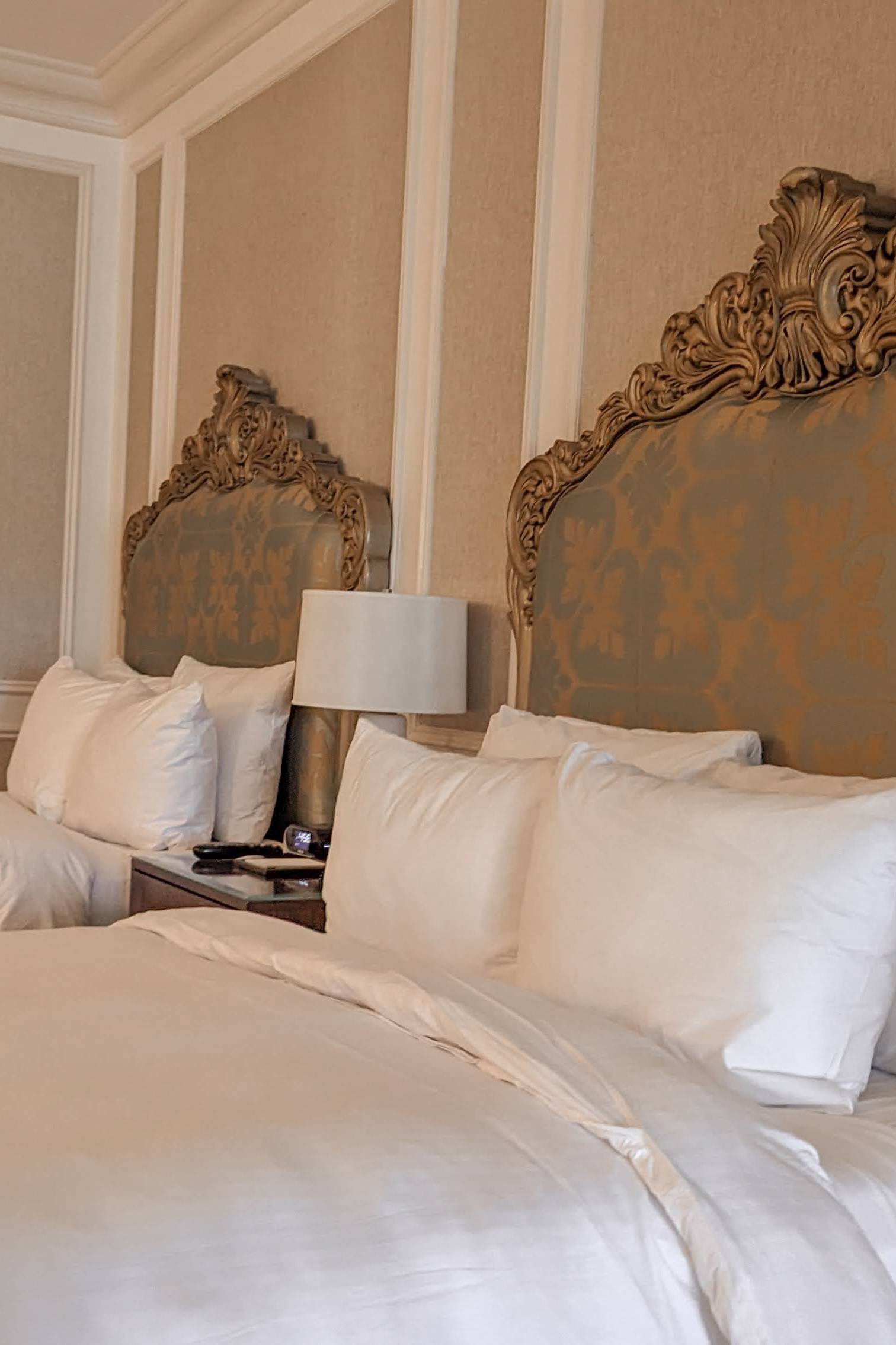 A-girls-passport-travel-blog-house-light-venetian-lasvegas-hotel-bed-c