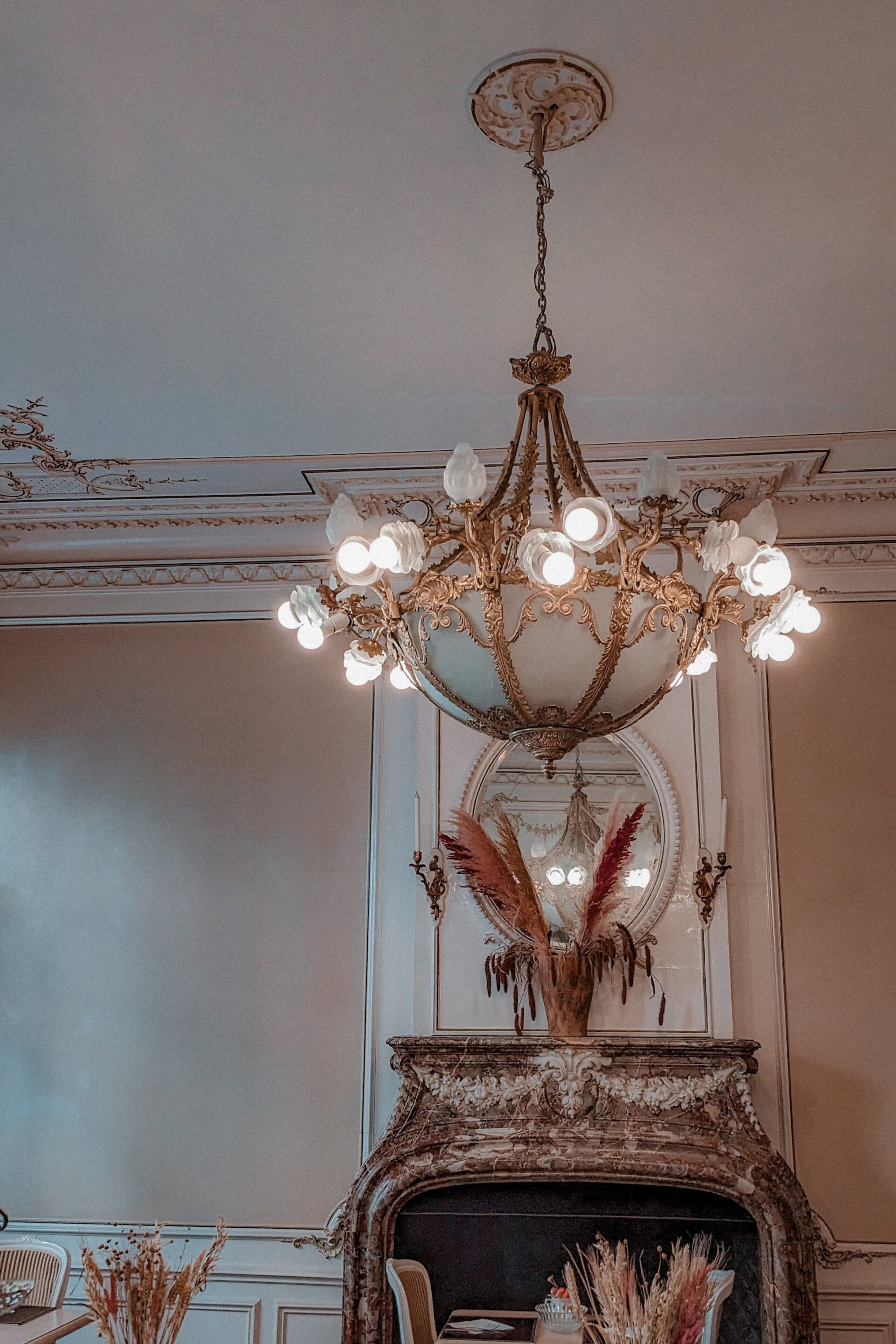 A-girls-passport-travel-blog-house-light-charmehotelhancelot-ghent-hallway-3