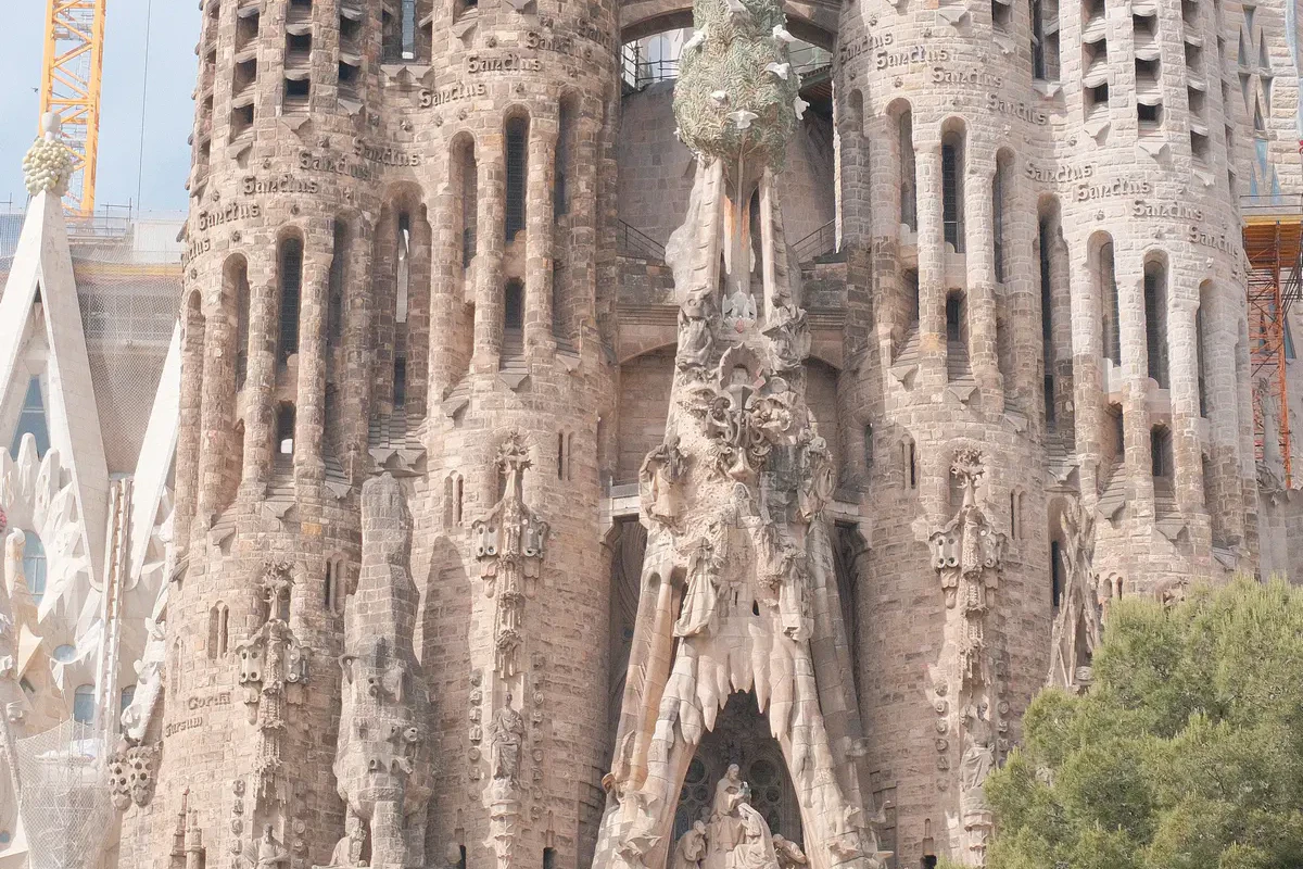 a-girls-passport-travel-blog-europe-spain-barcelona-sagrada-familia-facade-front-c